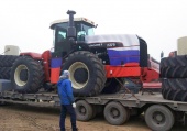 На полях Волгоградской области появился уникальный "патриотичный" трактор RSM 2375